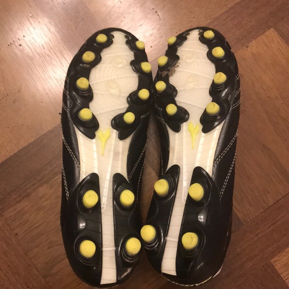 Diadora Soccer Shoes - Picture 3 of 4